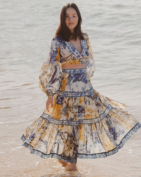 طقم مميّز من دار zimmermann لدى NET-A-PORTER - الصورة من حساب NET-A-PORTER على انستغرام 