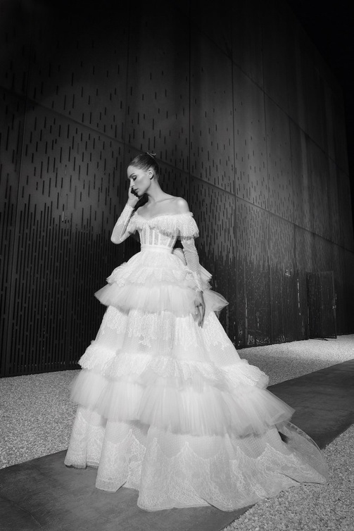 فساتين زفاف اكمام منسدلة طويلة @zuhair murad