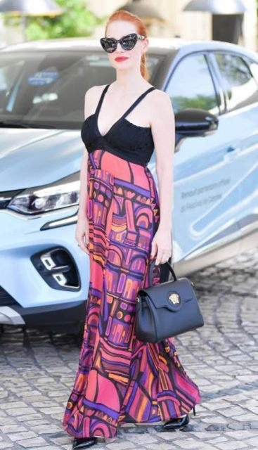 جيسيكا شاستاين نسّقت مع اطلالتها حقيبة وحذاء من مجموعة Versace