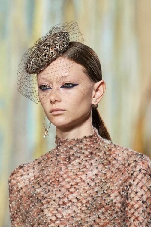 احدث الاطلالات الجمالية من عرض Dior مع اكسسوارات القبعات الدائرية