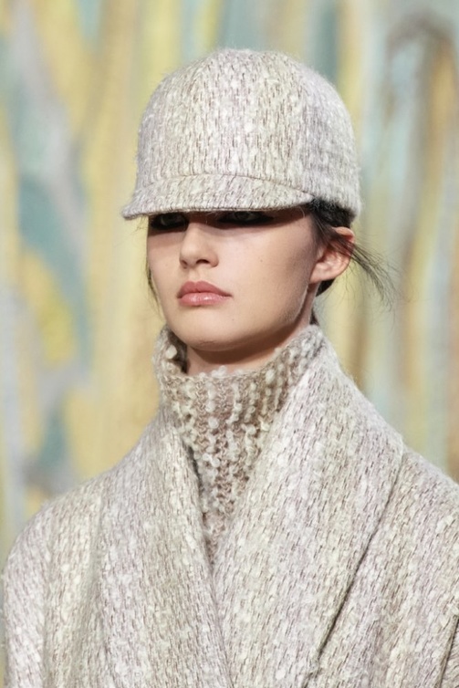 احدث الاطلالات الجمالية من عرض Dior مع القبعات الدائرية