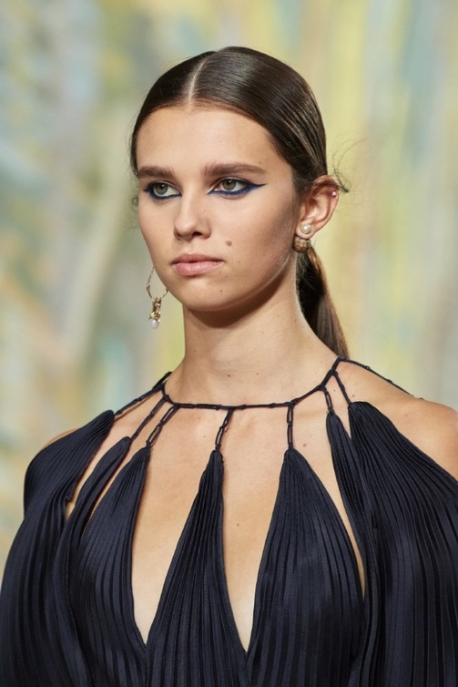 احدث الاطلالات الجمالية من عرض Dior مع تسريحات شعر ذيل الحصان