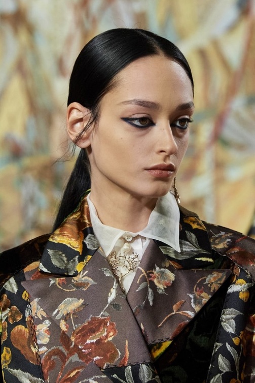 احدث الاطلالات الجمالية من عرض Dior مع خطوط الايلاينر العريضة