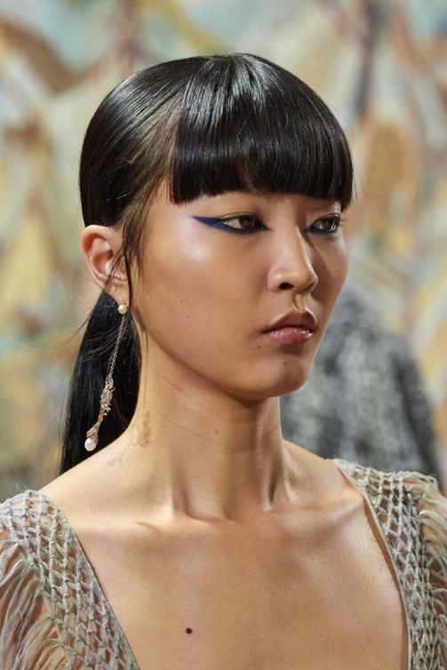 احدث الاطلالات الجمالية من عرض Dior مع خطوط الايلاينر النيلية على الجفون السفلى