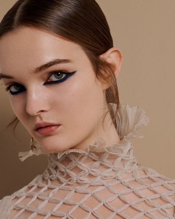 احدث رسمات الايلاينر وتسريحات ذيل الحصان في عرض Dior للهوت كوتور