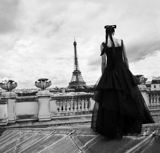 لقطة مميزة من مجموعة دار CHANEL بعدسة المصوّر Mikael Jansson على أسطح Palais Galliera