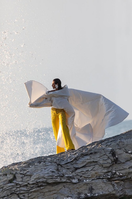 الأمواج تعلو لتشارك في الجلسة التصويرية لدار Stephane Rolland
