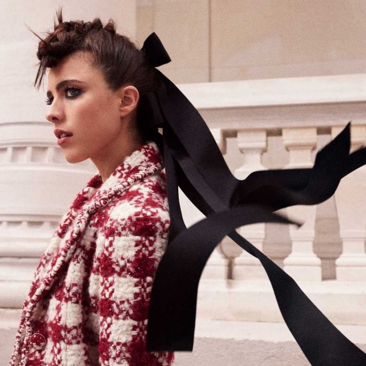 شرائط الشعر متطايرة في مشهد أنثوي جميل لمجموعة CHANEL – تصوير Mikael Jansson
