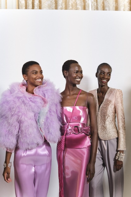 ابتسامة تعلو وجوه العارضات في كواليس عرض أزياء "أرماني بريفي" Armani Privé