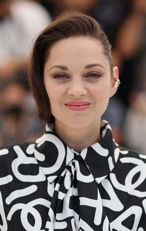  رسمات مكياج مشرق من وحي اطلالة Marion Cotillard- الصور من وكالة AFP