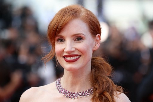 مكياج طبيعي مع احمر الشفاه المخملي من وحي اطلالة Jessica Chastain- الصورة من وكالة AFP