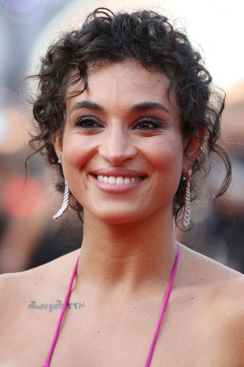 مكياج عيون سموكي من وحي اطلالة Camelia Jordana- الصورة من AFP