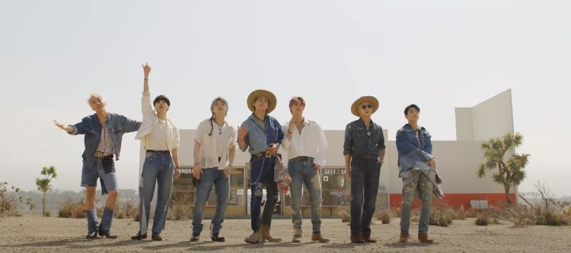 صورة من البرومو الرسمي لأغنية Permission to Dance لفرقة BTS على يوتيوب