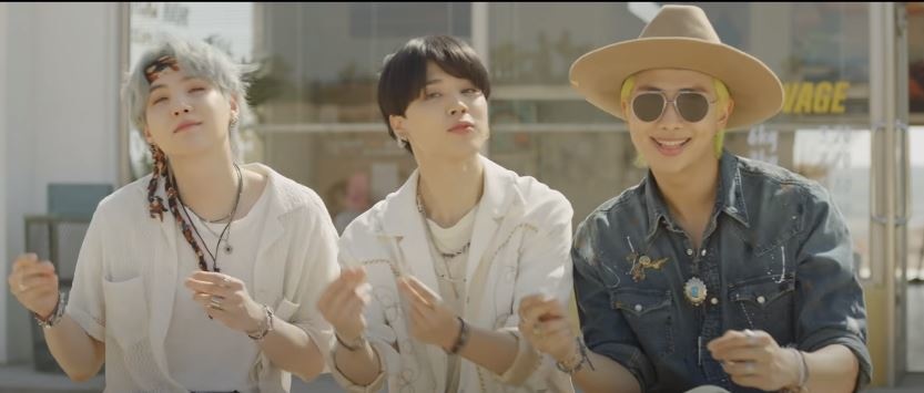 صورة من البرومو الرسمي لأغنية Permission to Dance لفرقة BTS على يوتيوب