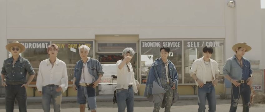 صورة من البرومو الرسمي لأغنية Permission to Dance لفرقة BTS على يوتيوب