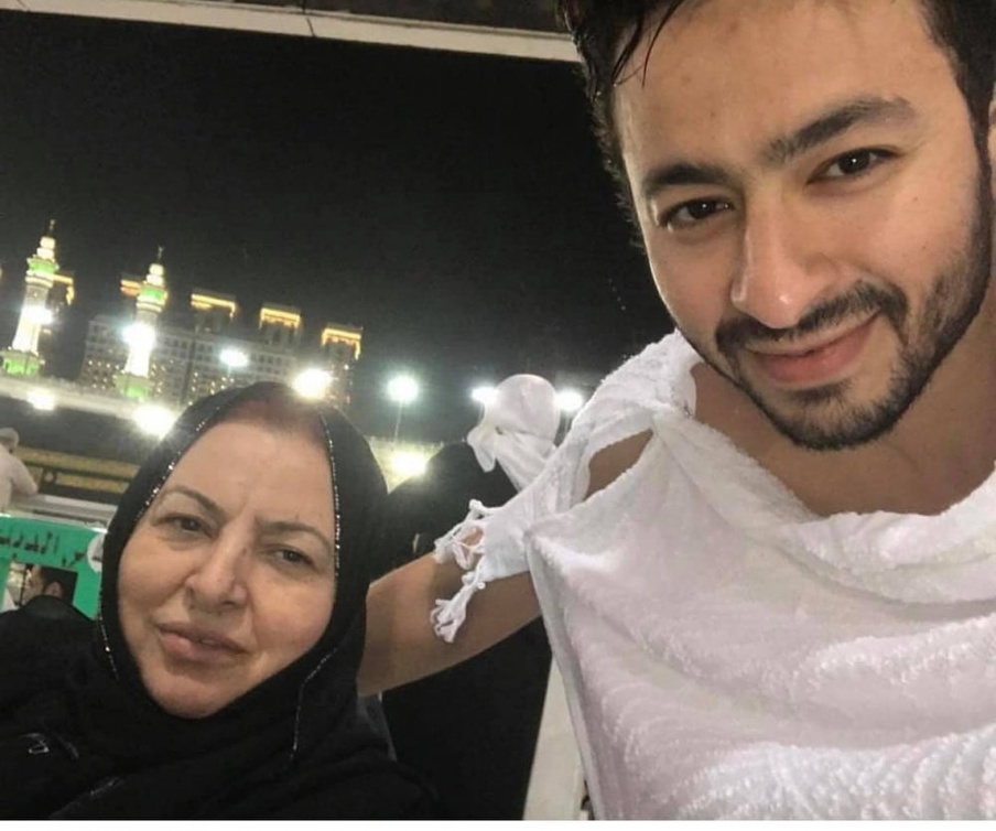 حماة هلال ووالدته- الصورة من حساب حمادة هلال على فيسبوك