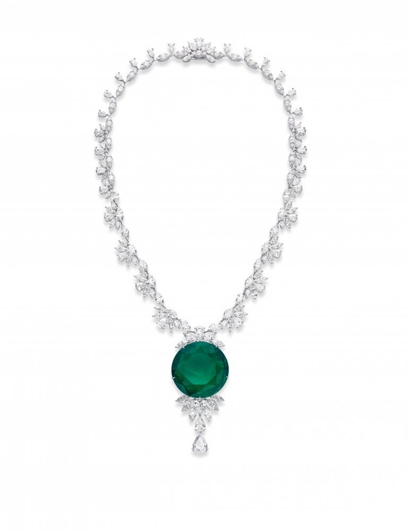 عقد من مجموعة Red Carpet Collection  من Chopard تزينت به كارولين شوفوليه