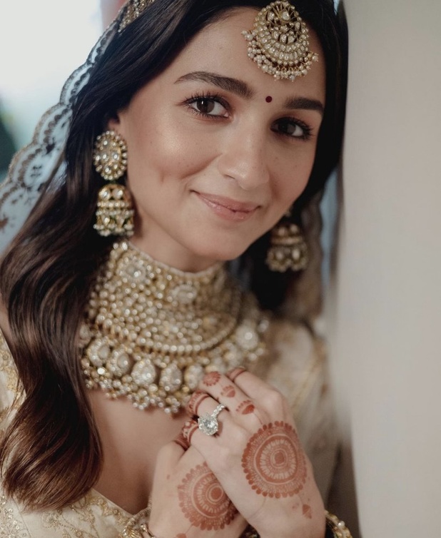 اكسسورات الوجه ومكياج ناعم للعيد على طريقة Alia Bhatt - الصورة من حسابها على انستغرام