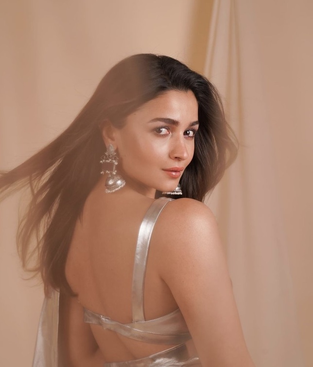 المكياج الغلوسي وخطوات تطبيقه للعيد بأسلوب Alia Bhatt- الصورة من حسابها على انستغرام