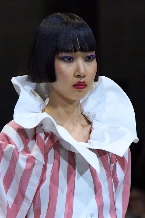 تسريحات شعر كاريه مستقيمة من دار Viktor& Rolf