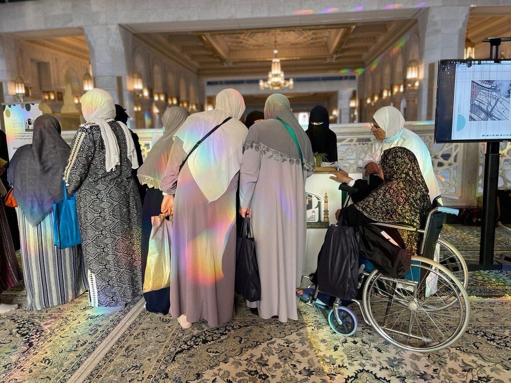 جانب من اقبال ضيوف الرحمن على معرض إثراء وشرف