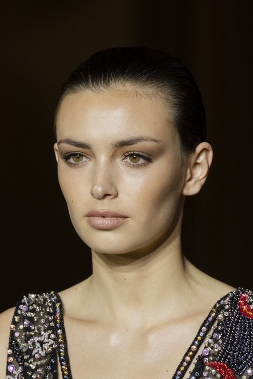 رسمات مكياج برونزي مات من دار Zuhair Murad