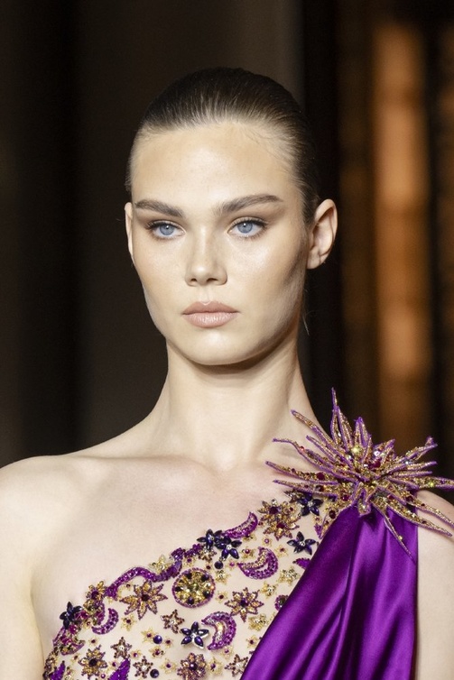 رسمات مكياج برونزي مات ومجنح من دار Zuhair Murad