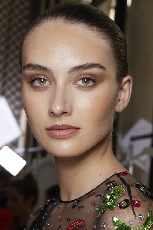 رسمات مكياج برونزي مات ومسحوب الى الخارج من دار Zuhair Murad