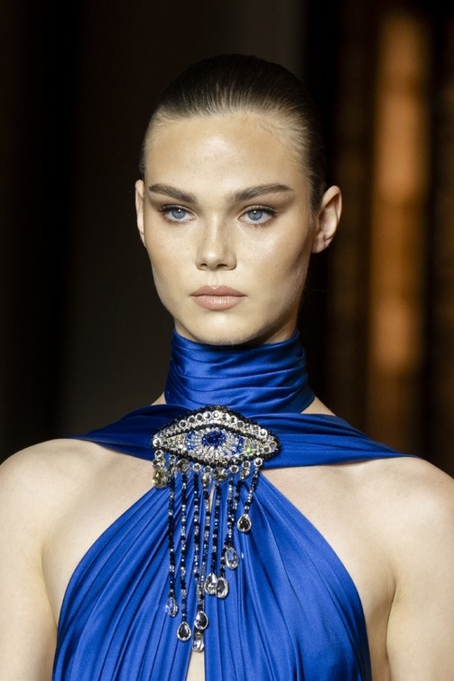 رسمات مكياج برونزي مشرق من دار Zuhair Murad