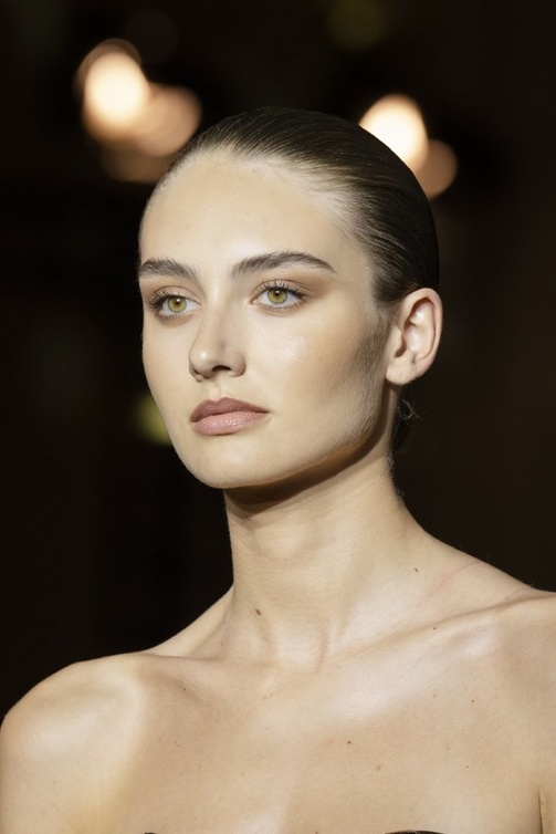رسمات مكياج برونزي واحمر شفاه فاتح من دار Zuhair Murad