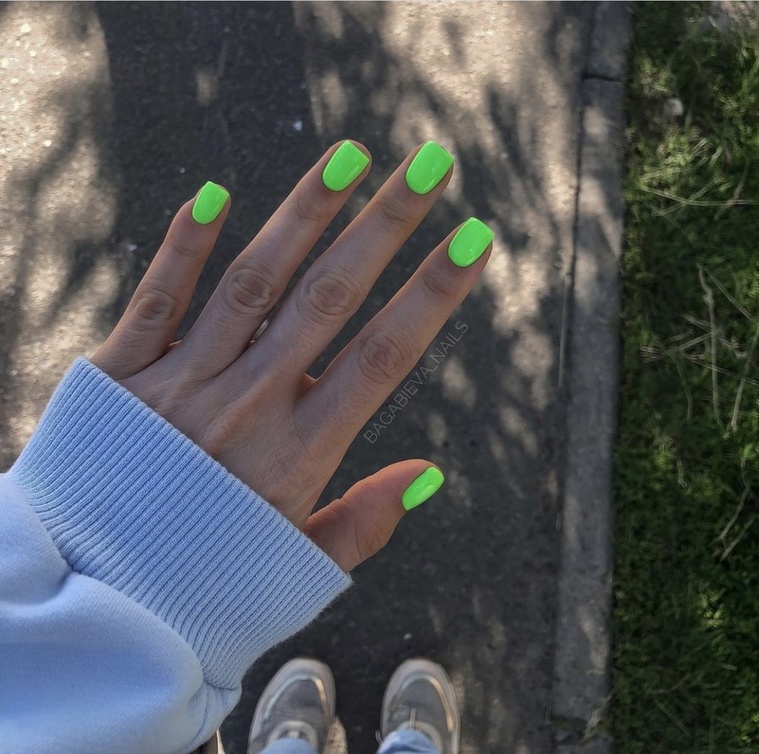 رسومات أظافر للصيف للأظافر المربعة القصيرة من حساب Bagabieva nails على انستغرام.