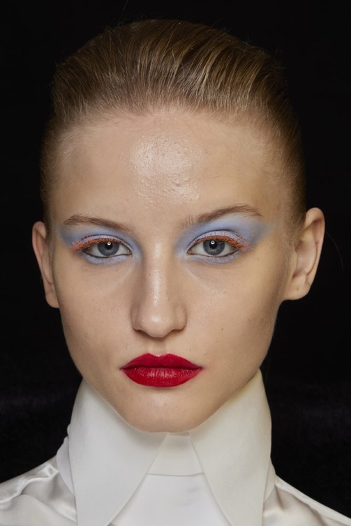 صيحات جمالية لشتاء 2023 مع الظلال الزرقاء من دار Viktor& Rolf