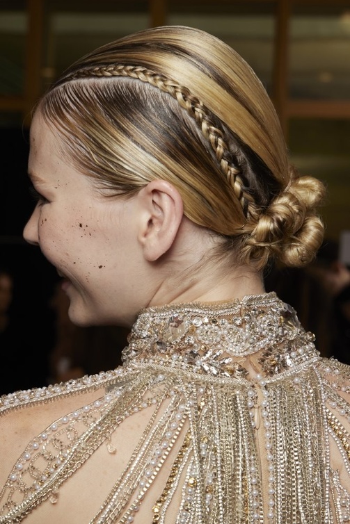 صيحات جمالية لشتاء 2023 مع الكعكة المنخفضة من دار Elie Saab