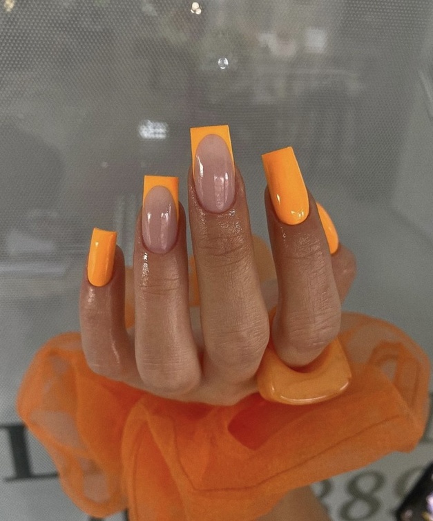 طريقة طلي الأظافر الطويلة المربعة بالفلويو - الصورة من حساب leonanails على انستغرام