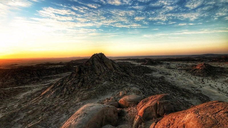 متعة التخييم في وادي القمر - المصدر روح السعودية
