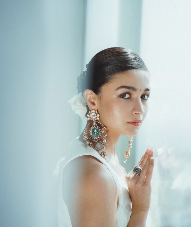 مكياج ناعم للعيد بأسلوب الممثلة الهندية عليا بحاط Alia Bhatt - الصورة من حسابها على انستغرام