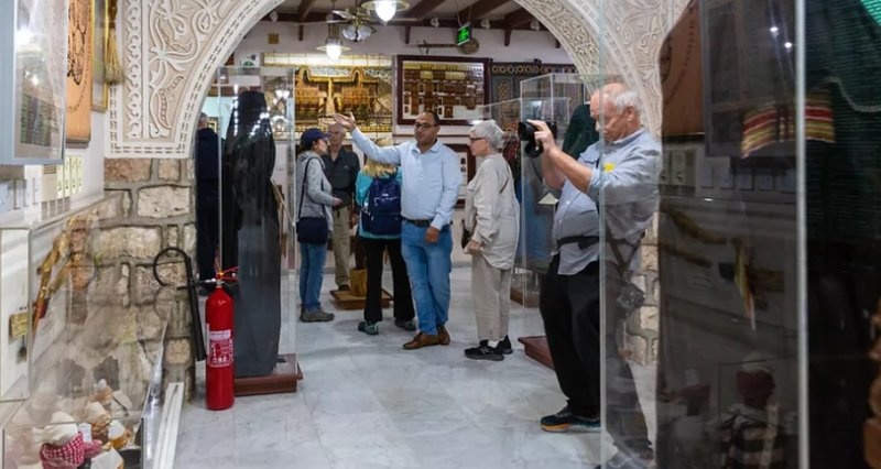 وإقبال كبير على الزيارة من الزوار في متحف الطيبات - المصدر روح السعودية