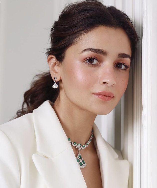 مكياج ناعم للعيد بالألوان الوردية وطريقة تطبيقه بأسلوب Alia Bhatt - الصورة من حسابها على انستغرام