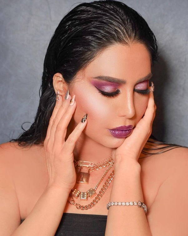 مكياج بنفسجي ملون من وحي رنا الأبيض