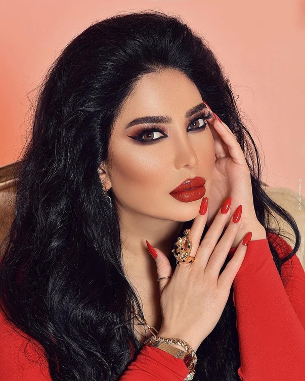 رنا الأبيض باطلالة مكياج جريء