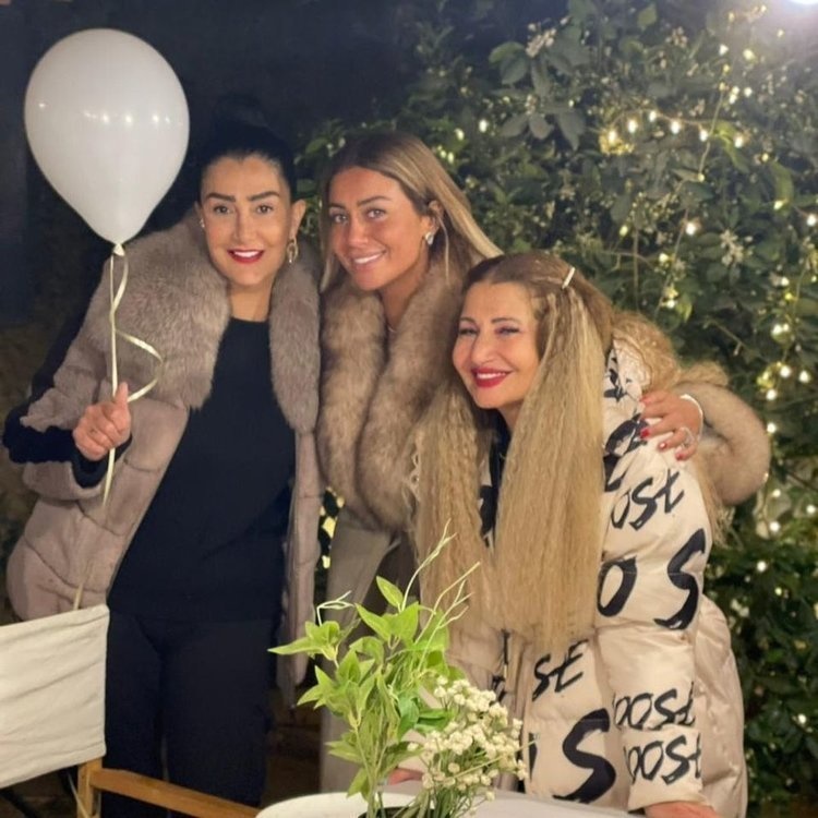 الفنانة غادة عبدالرازق مع ابنتها