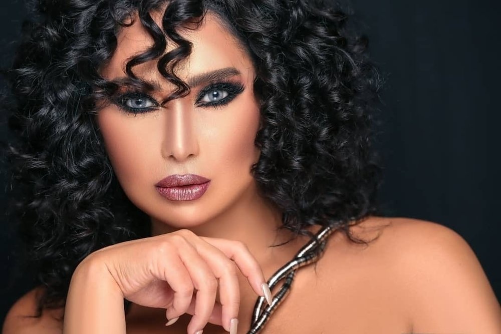 رنا الأبيض تتميز باسلوب مكياجها القوي ذات الستايل الخليجي