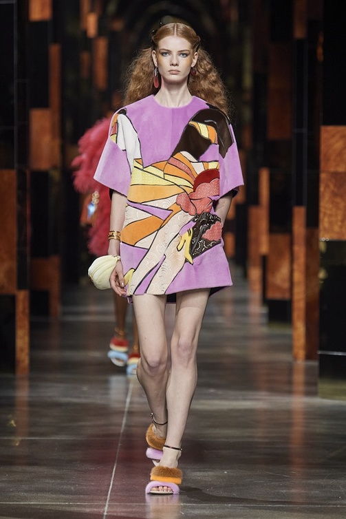 تنسيق إطلالات بألوان قوية بأسلوب الفستان القصير من Fendi