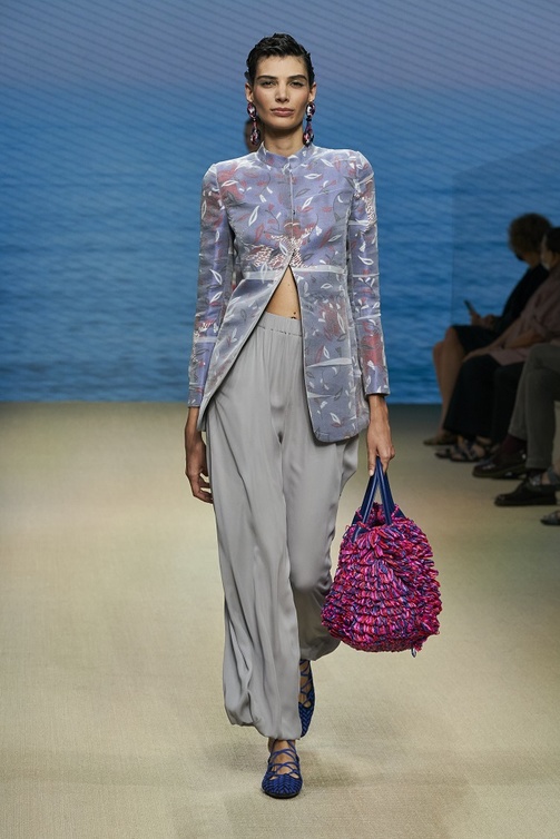 تنسيق اللّون الرمادي مع الأزرق الفاتح من Giorgio Armani