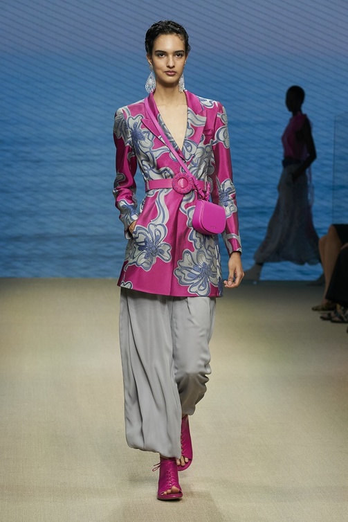 تنسيق اللّون الرمادي مع الفوشيا من Giorgio Armani