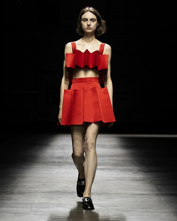 إطلالات باللّون الأحمر بأسلوب الطقم العصري من Christopher KAne
