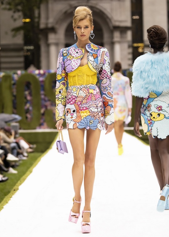 تنسيق إطلالات بألوان قوية بأسلوب الطقم من Moschino