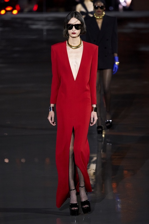 إطلالات باللّون الأحمر بأسلوب الفساتين الطويلة الشيك من Saint Laurent