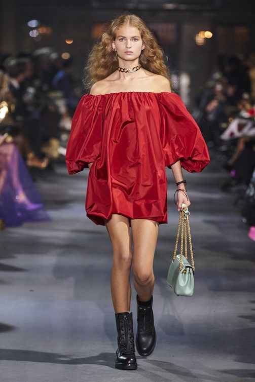 إطلالات باللّون الأحمر بأسلوب الفستان القصير من Valentino