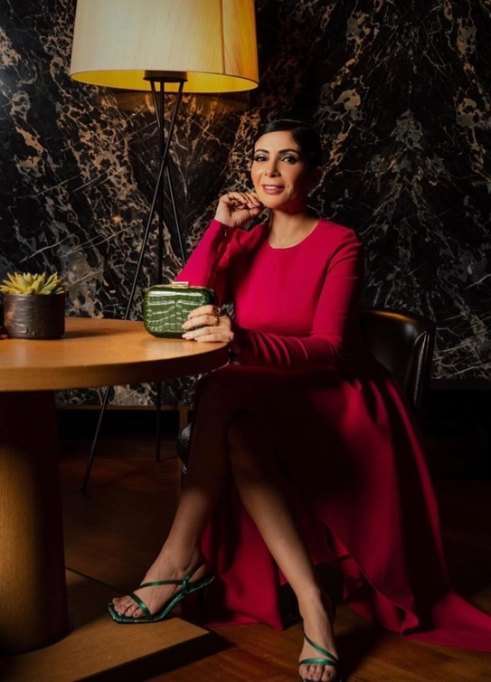 Sandra J.  تطلق مجموعة حقائب اليد الخاصة بالعيد!